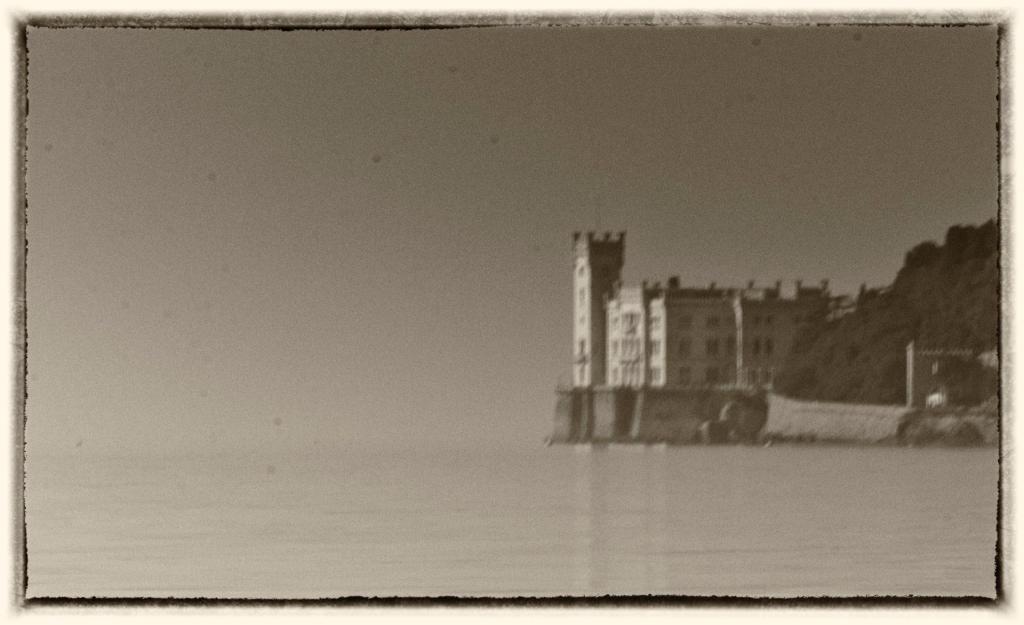 Il Castello di Miramare a Trieste (foto G. Mussardo)